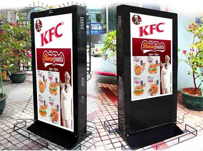 Sunlight Readable Electronic Poster Display , Remote Control Digital Signage Stand